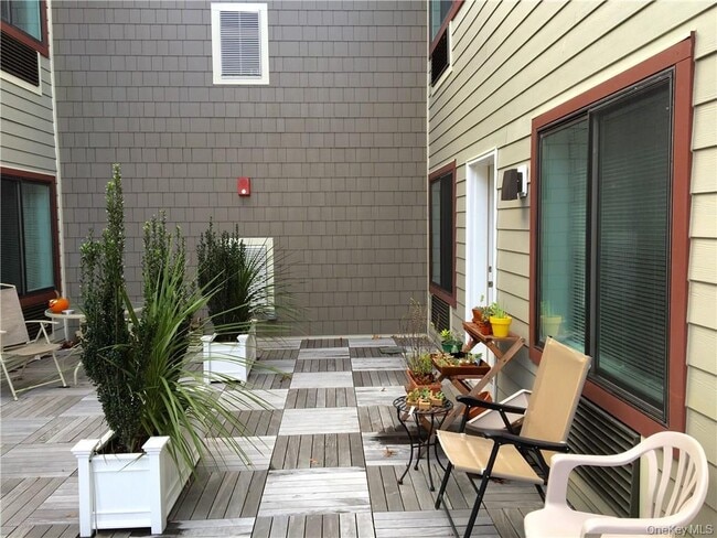 Building Photo - 160 Chatterton Ave