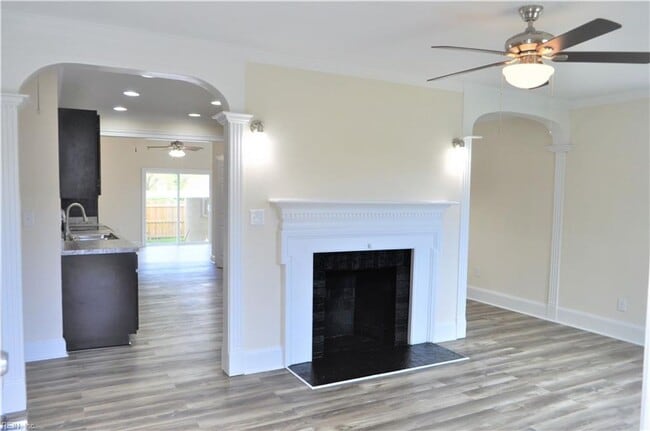 Building Photo - Colonial Heights