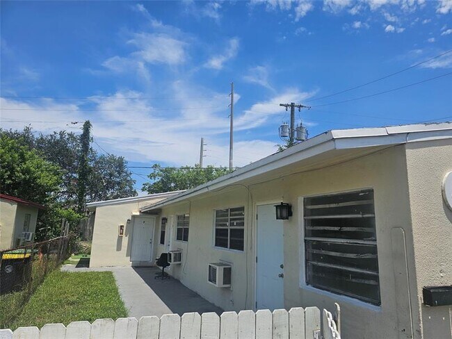 Building Photo - 145 SW 5th Ct