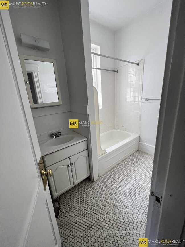 Building Photo - 124 Warren St