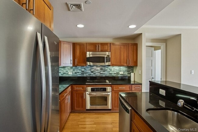 Building Photo - 225 Stanley Ave