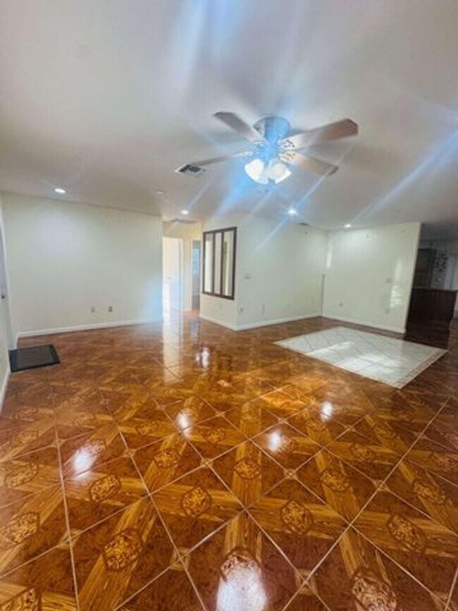 Foto del edificio - 782 Orchid Dr