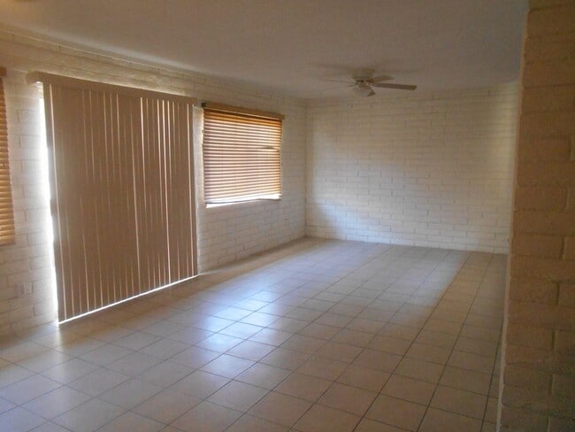 Building Photo - Centrally Located 2 bedroom home