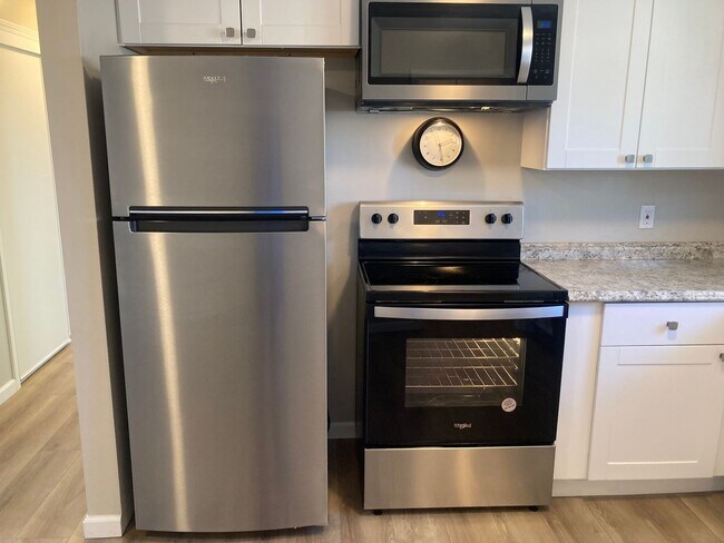 Building Photo - Charming Newly Renovated 2 Bed, 1 Bath Apa...