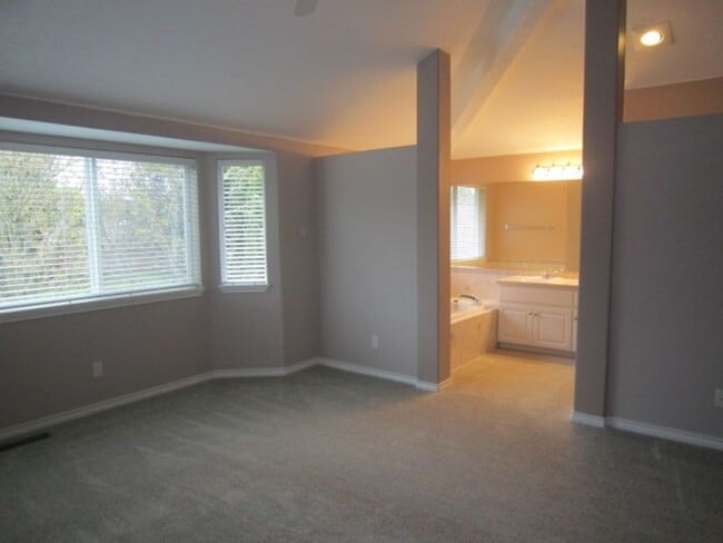 Foto del edificio - Large Bethany Home on a Corner Lot! 6 Bed 3 Bath