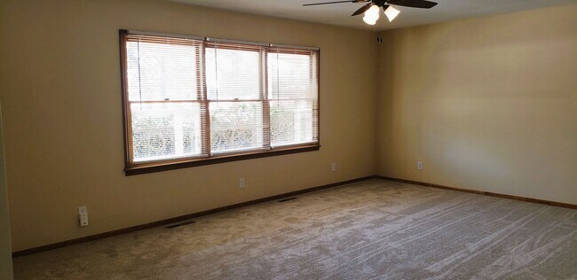 Building Photo - 336 W Elm St
