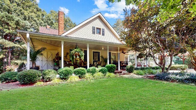 Building Photo - Full Moon Farm 3 bedroom 2 bath farmhouse ...
