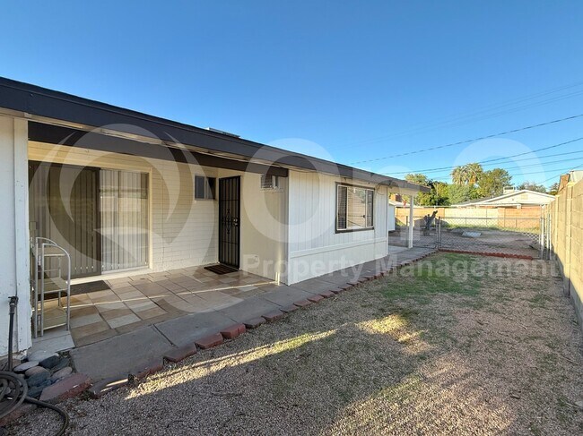 Foto del edificio - 652 N Drew St W