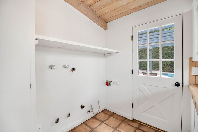 Foto del edificio - Stunning Woodland Hills Pool Home – South ...