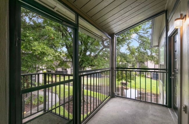 Building Photo - Condo For Rent in North Oaks!