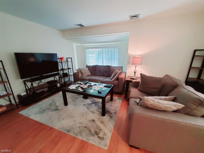 Building Photo - 1 br, 1 bath Condo - 1900 Summer St Unit K