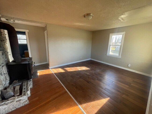 Building Photo - 2 Bedroom House!