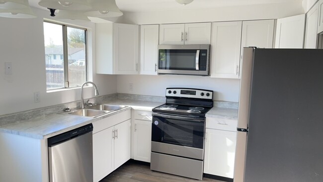 Building Photo - Modern 2-Bedroom Duplex with New Kitchen &...