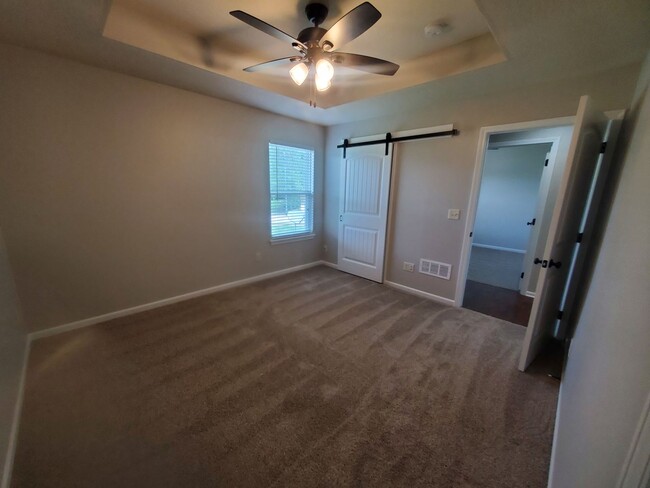 Foto del edificio - Freshly Updated, One Level Ranch, No Steps...