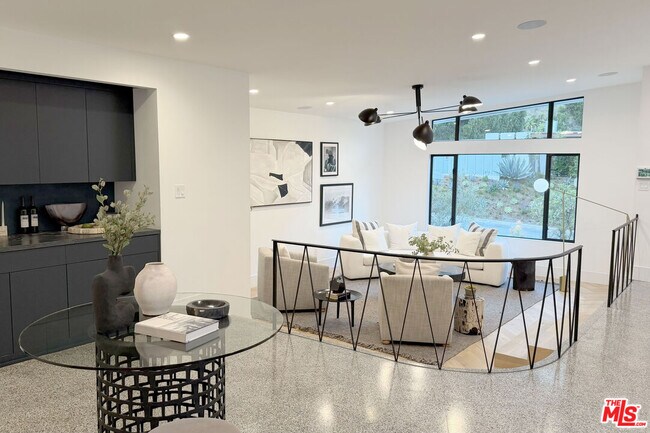 Foto del edificio - 1541 Rising Glen Rd