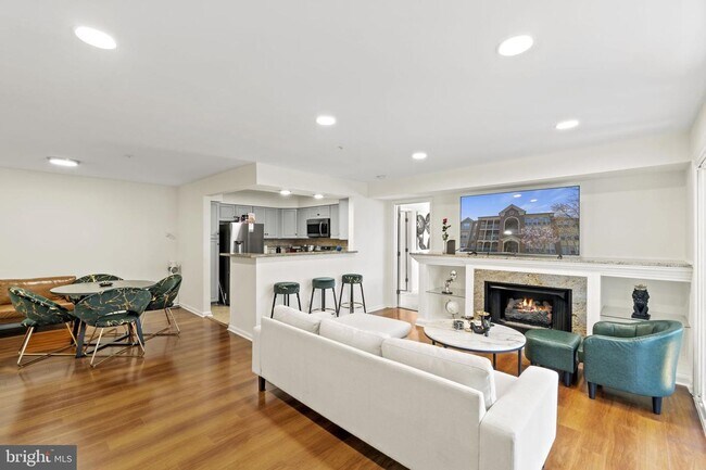 Building Photo - Live the Life with Convenience and Style!
