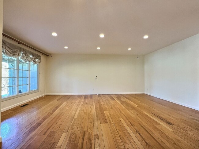 Building Photo - 4BD/2BA – Bright Los Altos cul-de-sac home...