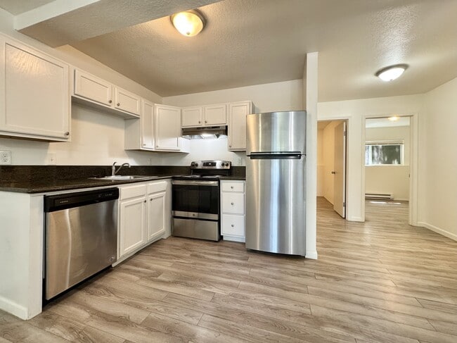 Building Photo - 5556 SW Beaverton Hillsdale Hwy