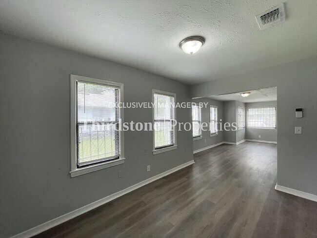Foto del edificio - 1347 W 24th St