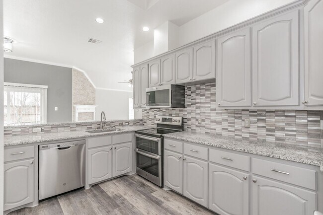 Building Photo - Updated 3-Bedroom, 2-Bath Home in Marine C...