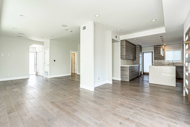 Building Photo - 1501 Walgrove Ave