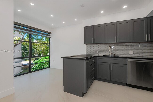 Foto del edificio - 17620 Atlantic Blvd