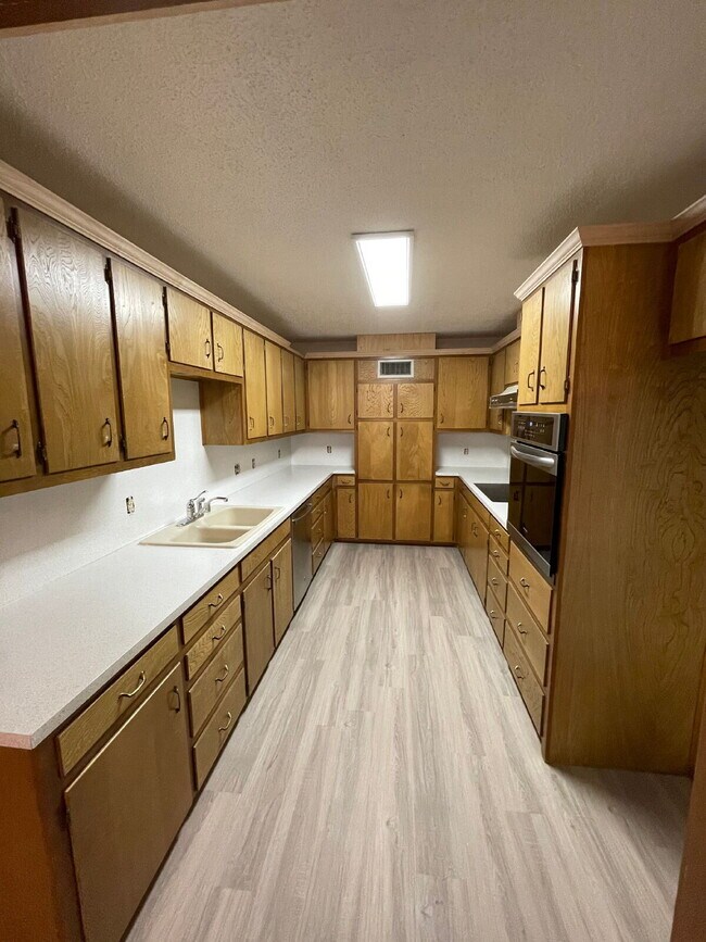 Building Photo - Beautiful Large Home with Basement