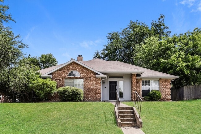 3 BR/2BA | Updated Single Family Home | 2-Car Garage Parking | Fenced backyard - 3 BR/2BA | Updated Single Family Home | 2-Car Garage Parking | Fenced backyard