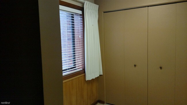 Foto del edificio - 9242 Gross Point Rd