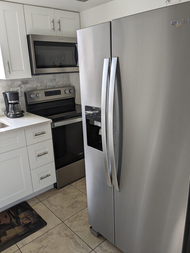 Building Photo - 2660 Barkley Dr E