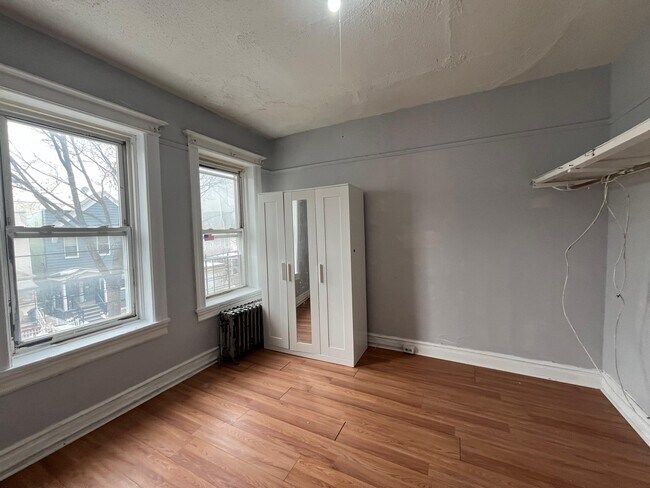 Foto del edificio - 104 Romaine Ave