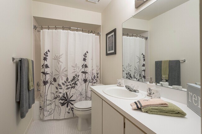 Baño moderno con espejo de tocador en Eastwood Village Apartments en Clinton Township, MI - Eastwood Village Apartments