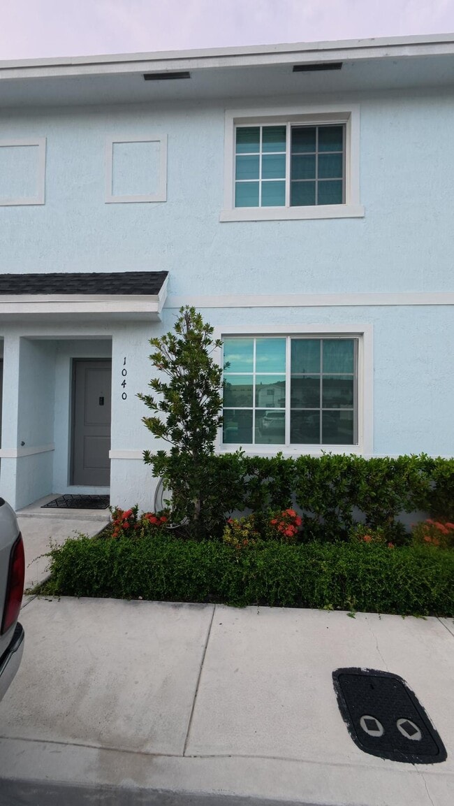 Building Photo - 1040 NW 5th Ter