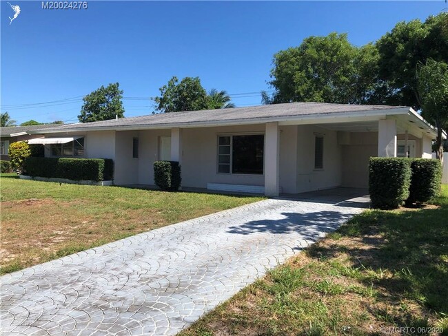 Building Photo - 514 E Redwood Dr