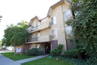 Foto principal - 18410 Plummer St
