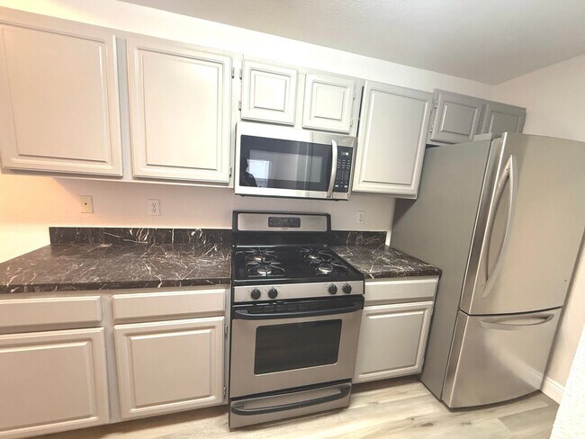 Foto del edificio - SPACIOUS 2BED/2BATH CONDO WITH A LOFT AND 1 CAR GARAGE