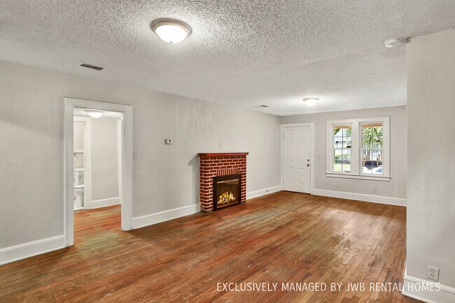 Building Photo - 6500 Evelyn Dr