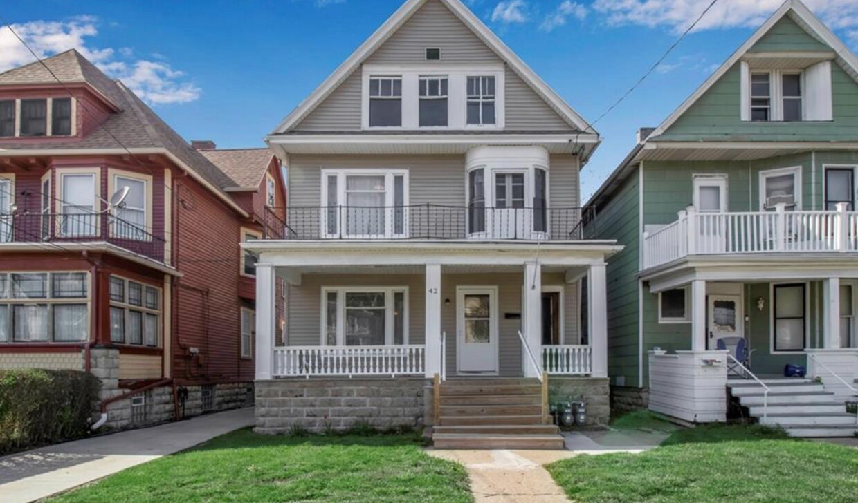 Primary Photo - 42 Yale Place, Unit Lower