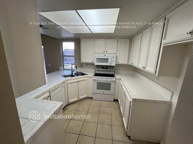 Foto del edificio - 529 Oakborough Ave