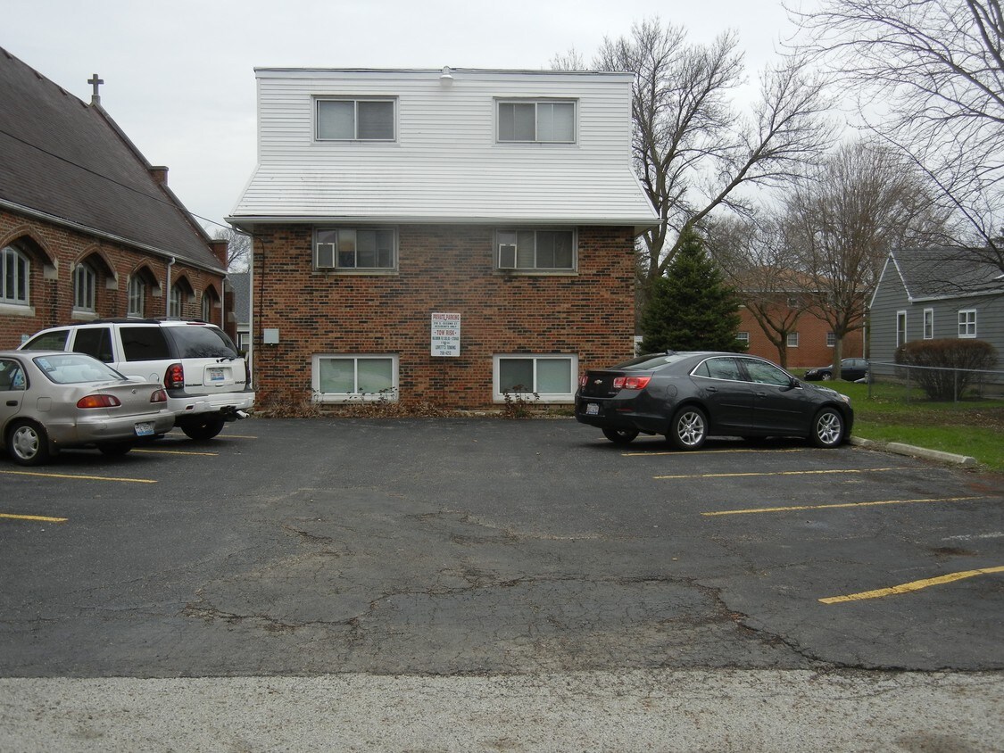 Private parking for 10 vehicles - 316 S 2nd St