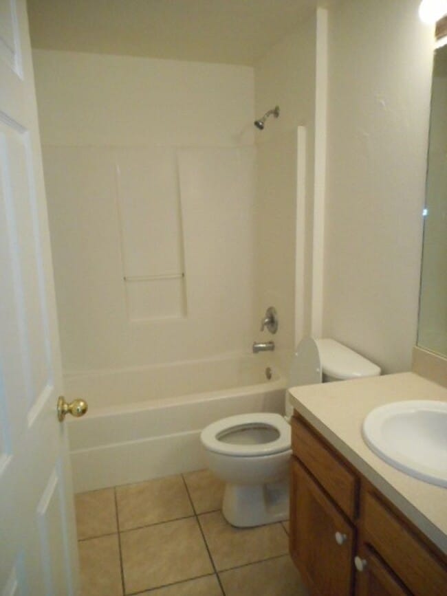 Building Photo - FIRST MONTH FREE!!! Duplex 3/2 + Garage 1 vehicle.