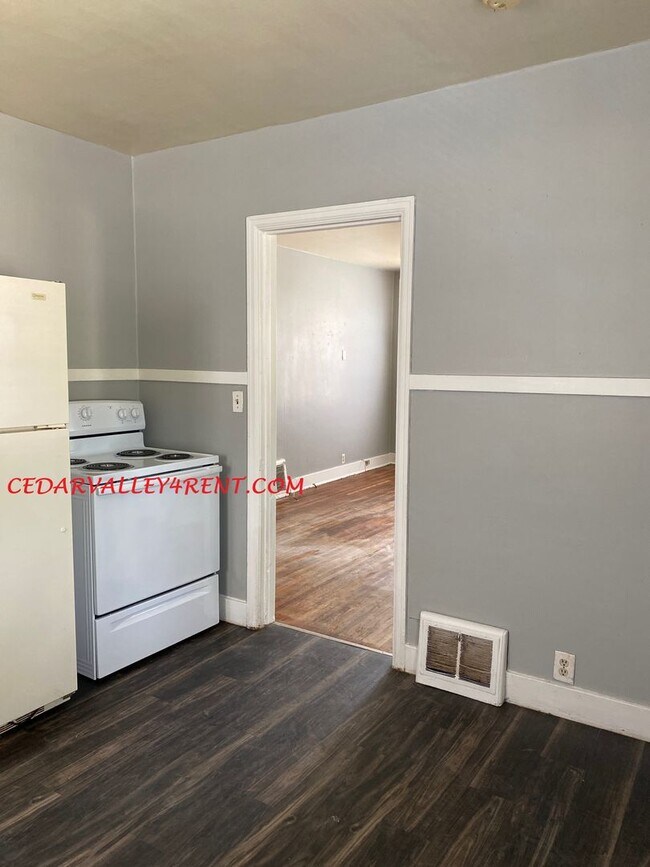 Building Photo - 2 Bedroom, 1 Bath Home at 539 Edison St Wa...
