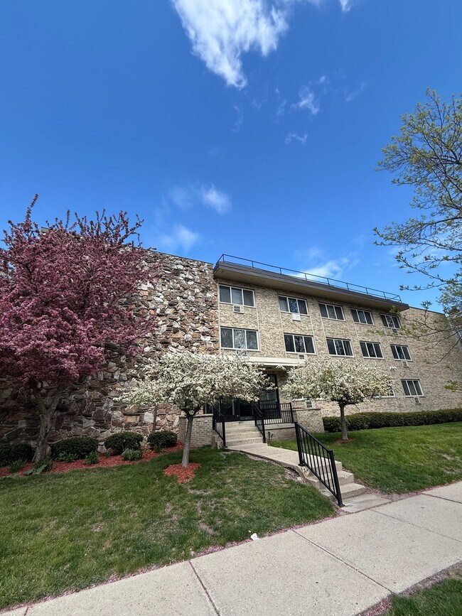 Building Photo - 2605 N Frederick Ave