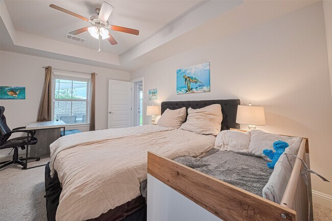 Building Photo - 2712 Golden Palms Ln