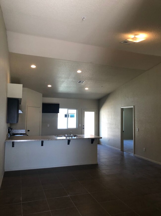 Building Photo - 3 Bedroom Condo in Desert Sky!