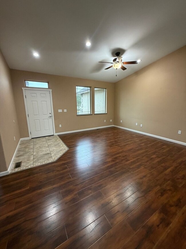Foto del edificio - Beautiful Home In Quiet Neighborhood! Landscaping Included!
