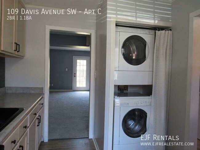 Building Photo - Two Bedroom Townhouse Style Condo