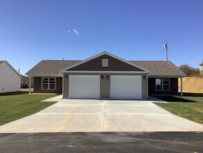 Building Photo - 879-881 Highland Pt Dr