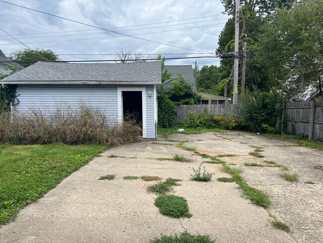 Foto del edificio - 3 bedrooms 1 bathroom