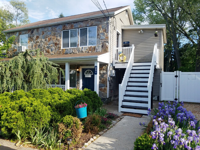 Building Photo - 25 Makemoney Ave